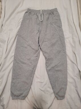 Gildan Gray and Black Heavy Blend Sweatshirt Tag Detail